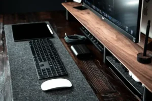 Elegancka filcowa mata na biurko w ciemnym kolorze z klawiaturą, myszką i tabletem – idealna ochrona blatu i stylowy dodatek do biura