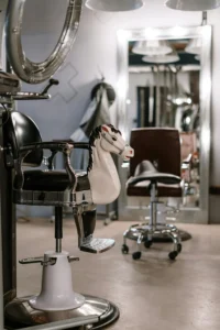 Salon fryzjerski z fotelem dziecięcym w kształcie konika; stanowisko stylisty, gdzie sprawdza się krzesło siodłowe dla lepszej ergonomii.