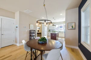 Nowoczesne krzesła do jadalni drewniane w stylu skandynawskim, ustawione wokół stołu.