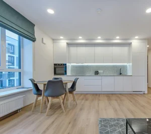 Nowoczesny stół i krzesła do salonu w stylu industrialnym z metalowymi nogami i drewnianym blatem